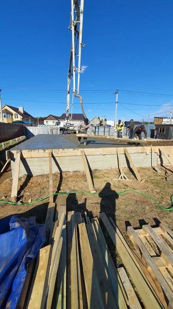 Стрела бетононасоса над опалубкой в посёлке